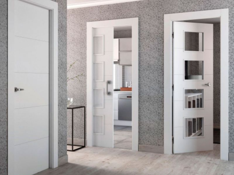 Inteior de vivienda con puertas modernas de color blanco y paredes de color gris