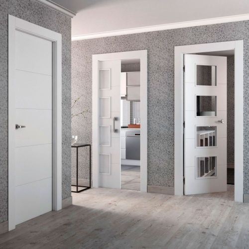 Inteior de vivienda con puertas modernas de color blanco y paredes de color gris