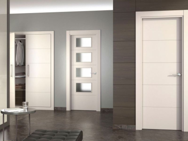Inteior de vivienda con puertas modernas de color blanco